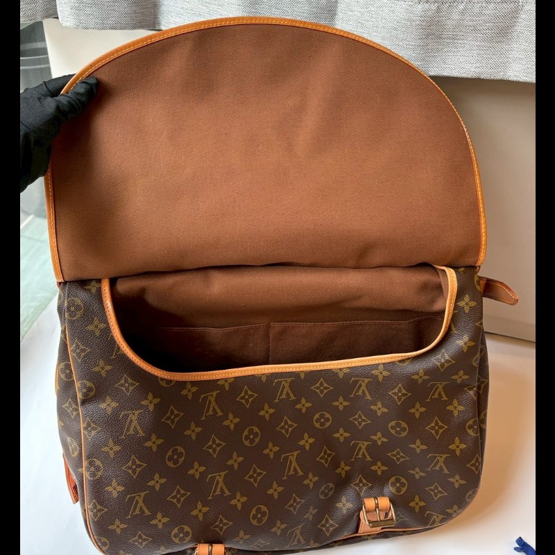 LV 老花雙釦大馬鞍包-23