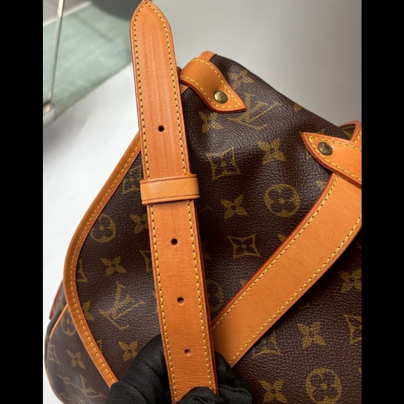 LV 老花雙釦大馬鞍包-32