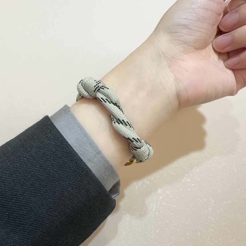 BALENCIAGA金牌LOGO灰黑繩結手環656418-1