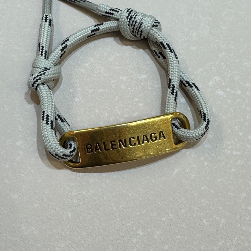 BALENCIAGA金牌LOGO灰黑繩結手環656418-6