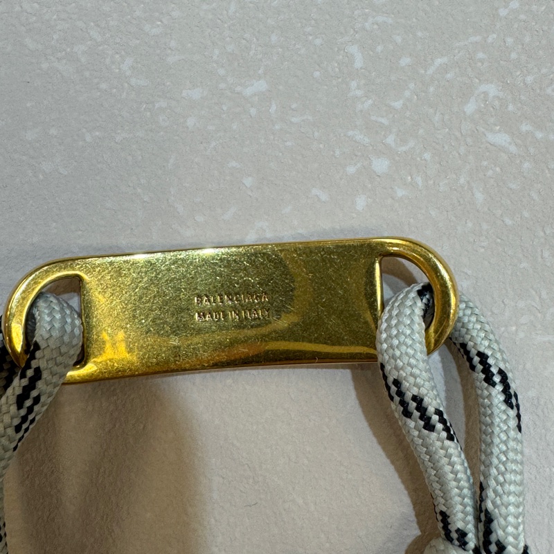 BALENCIAGA金牌LOGO灰黑繩結手環656418-7