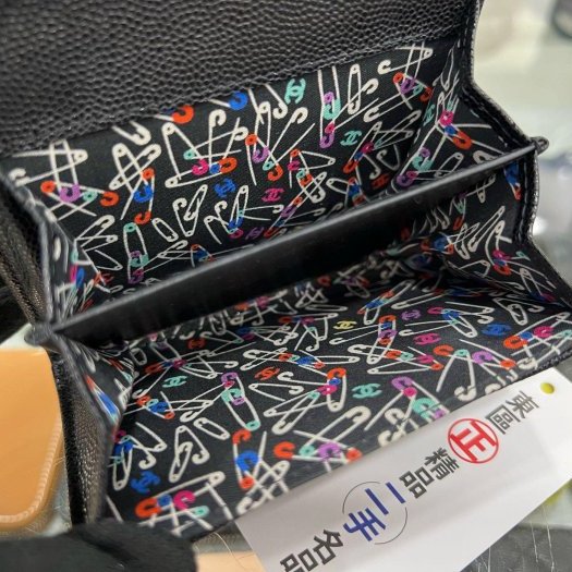 ㊣東區正精品㊣CHANEL AP4088 近全新香奈兒黑色荔枝牛皮金釦釦子內裏迴紋針圖雙層卡片夾零錢包 RZ6036-1