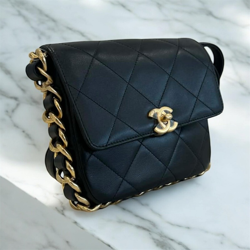 CHANEL 皮穿鍊包邊金釦口蓋包 黑色-1