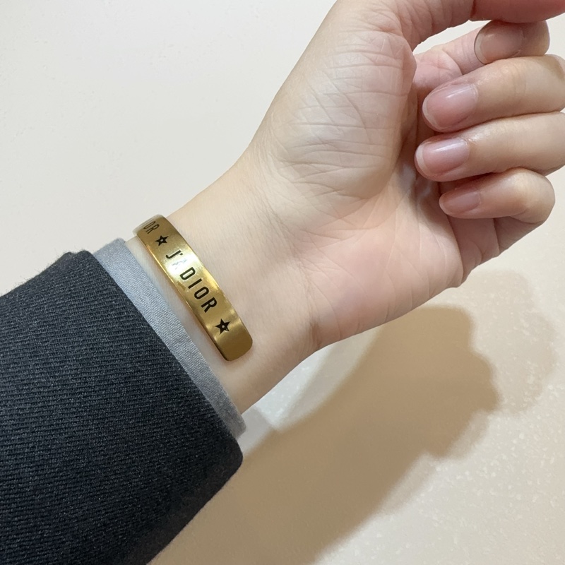 DIOR金色JADIOR字樣細版手環-1