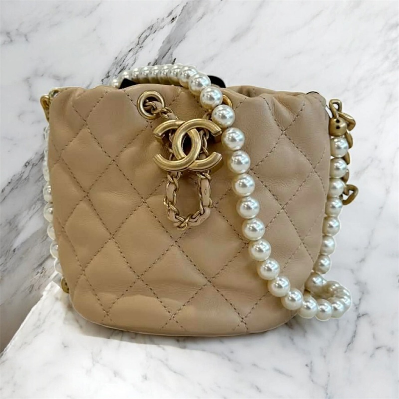 CHANEL MINI 水桶珍珠鏈包 奶茶色-0