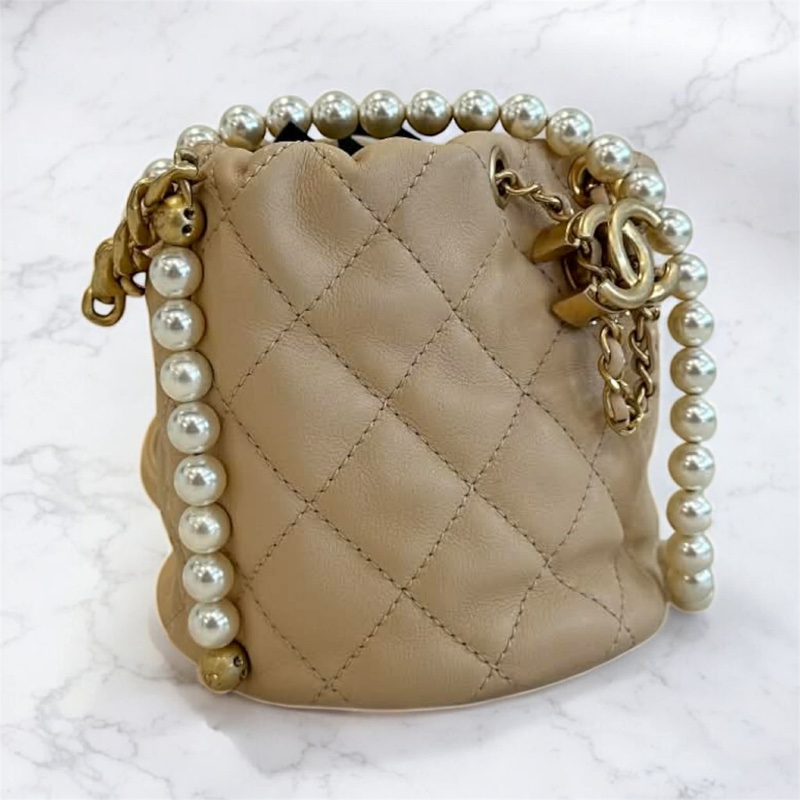 CHANEL MINI 水桶珍珠鏈包 奶茶色-1