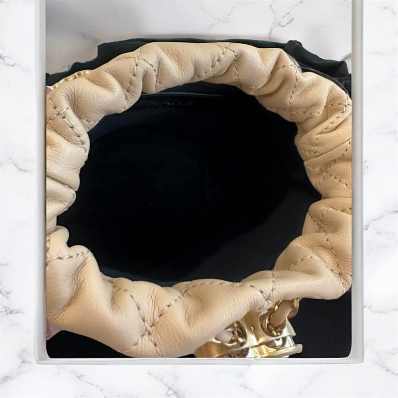 CHANEL MINI 水桶珍珠鏈包 奶茶色-4