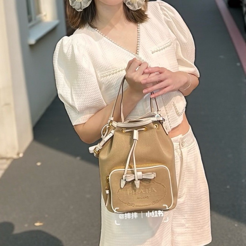 莉亞精品♡Prada 蝴蝶結水桶斜背包 拼色 二手-1