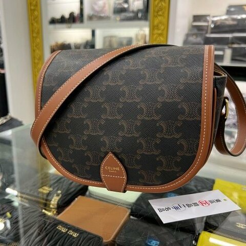 ㊣東區正精品㊣CELINE 191502BZJ 焦糖色凱旋門老花金釦釦翻蓋斜背包馬鞍包 RZ6005