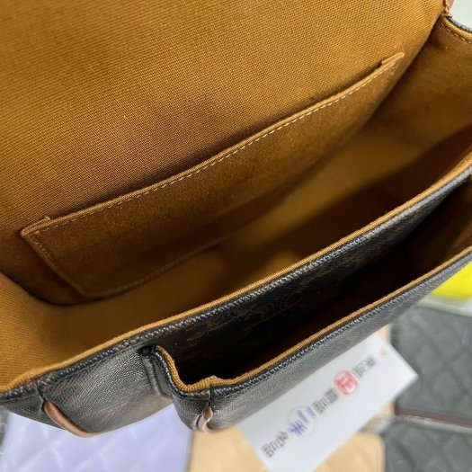 ㊣東區正精品㊣CELINE 191502BZJ 焦糖色凱旋門老花金釦釦翻蓋斜背包馬鞍包 RZ6005-1