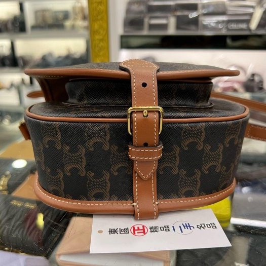 ㊣東區正精品㊣CELINE 191502BZJ 焦糖色凱旋門老花金釦釦翻蓋斜背包馬鞍包 RZ6005-4