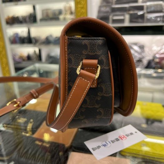 ㊣東區正精品㊣CELINE 191502BZJ 焦糖色凱旋門老花金釦釦翻蓋斜背包馬鞍包 RZ6005-5