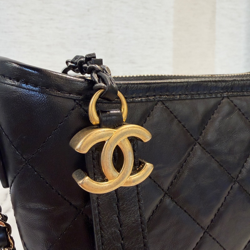 Chanel 黑牛皮霧金釦四色鏈小號流浪包-1