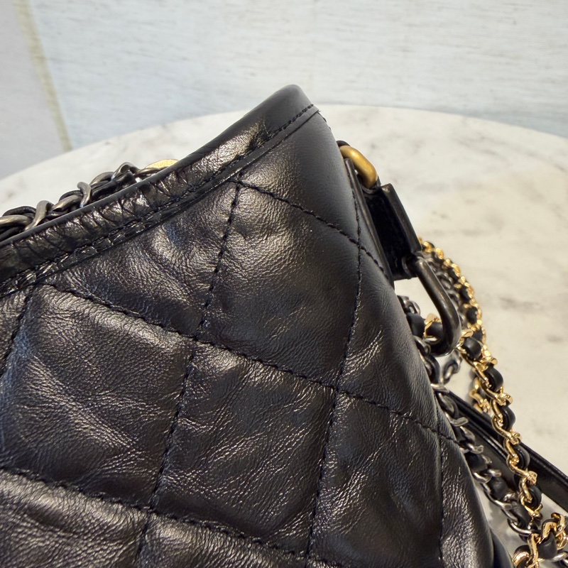 Chanel 黑牛皮霧金釦四色鏈小號流浪包-9