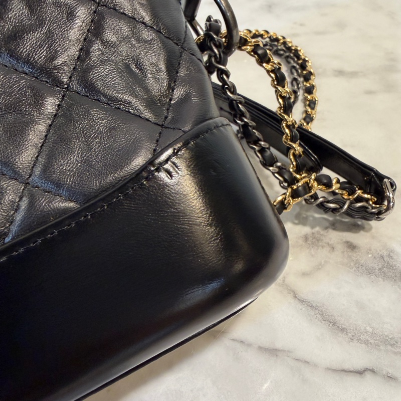 Chanel 黑牛皮霧金釦四色鏈小號流浪包-10