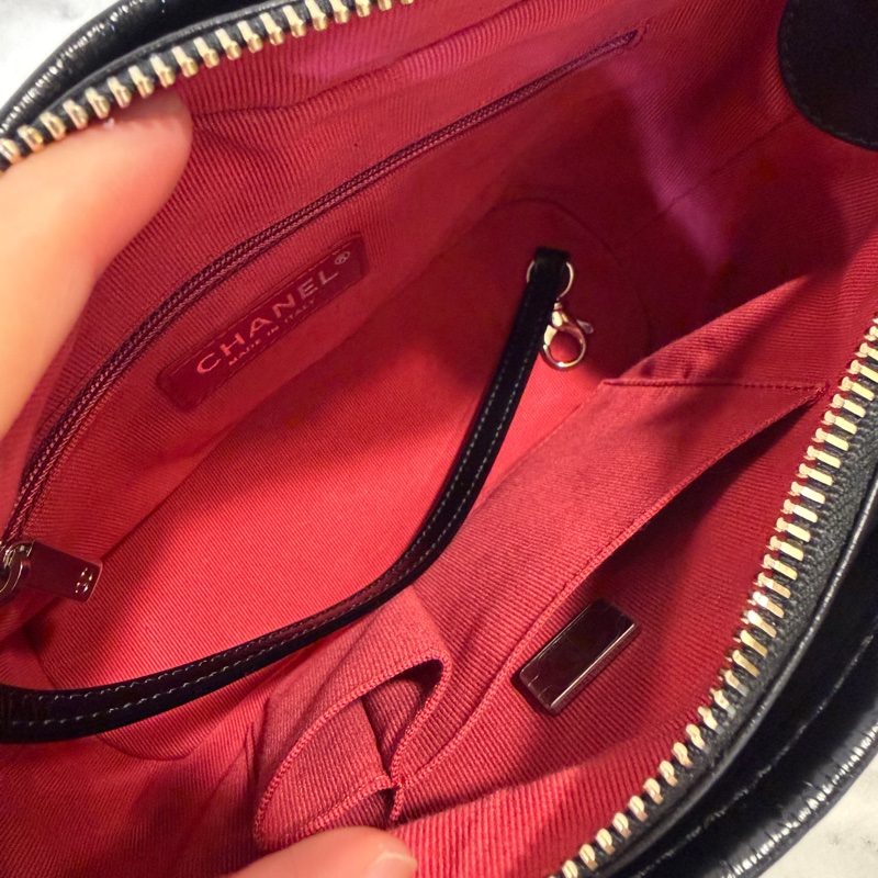 Chanel 黑牛皮霧金釦四色鏈小號流浪包-11