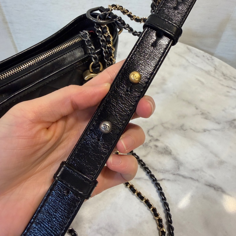 Chanel 黑牛皮霧金釦四色鏈小號流浪包-13