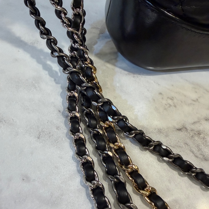 Chanel 黑牛皮霧金釦四色鏈小號流浪包-14