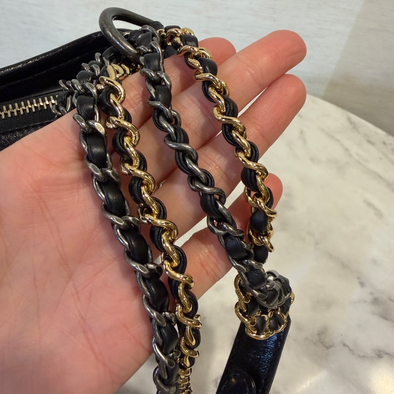 Chanel 黑牛皮霧金釦四色鏈小號流浪包-15