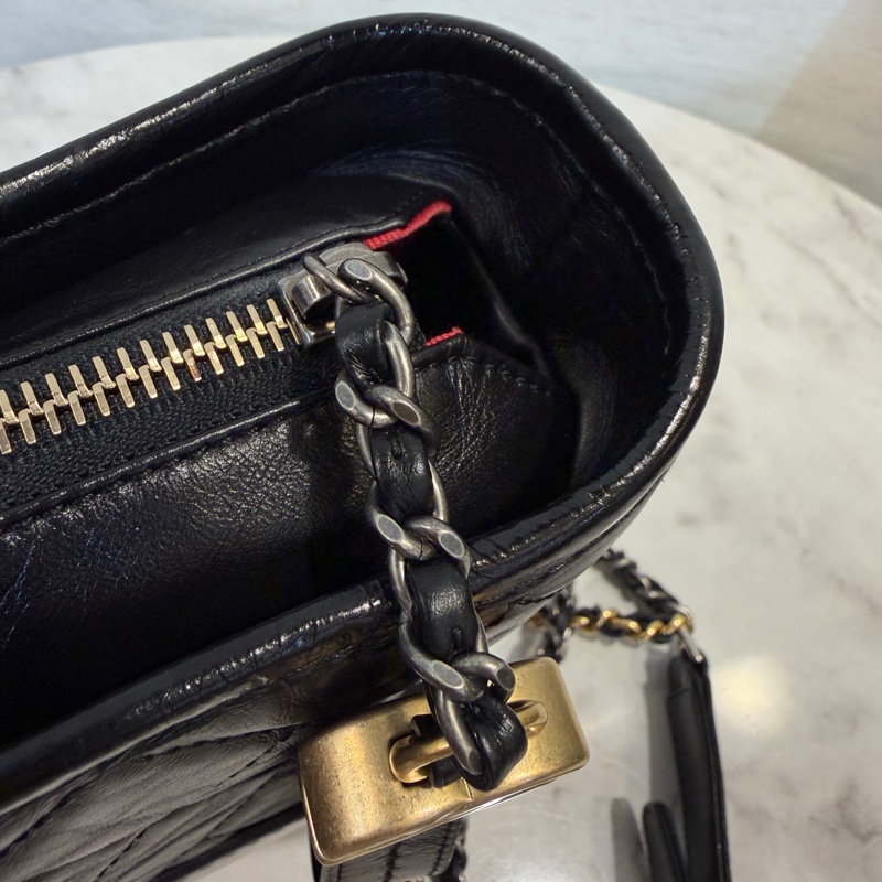 Chanel 黑牛皮霧金釦四色鏈小號流浪包-17