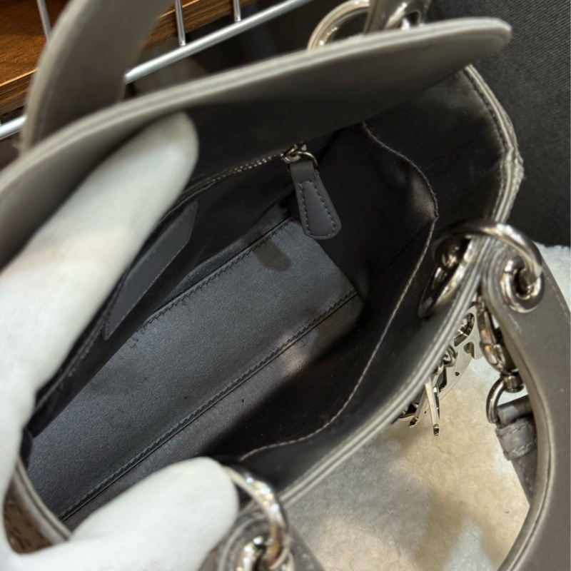 DIOR三格綢緞水鑽萊茵石灰色戴妃包-17