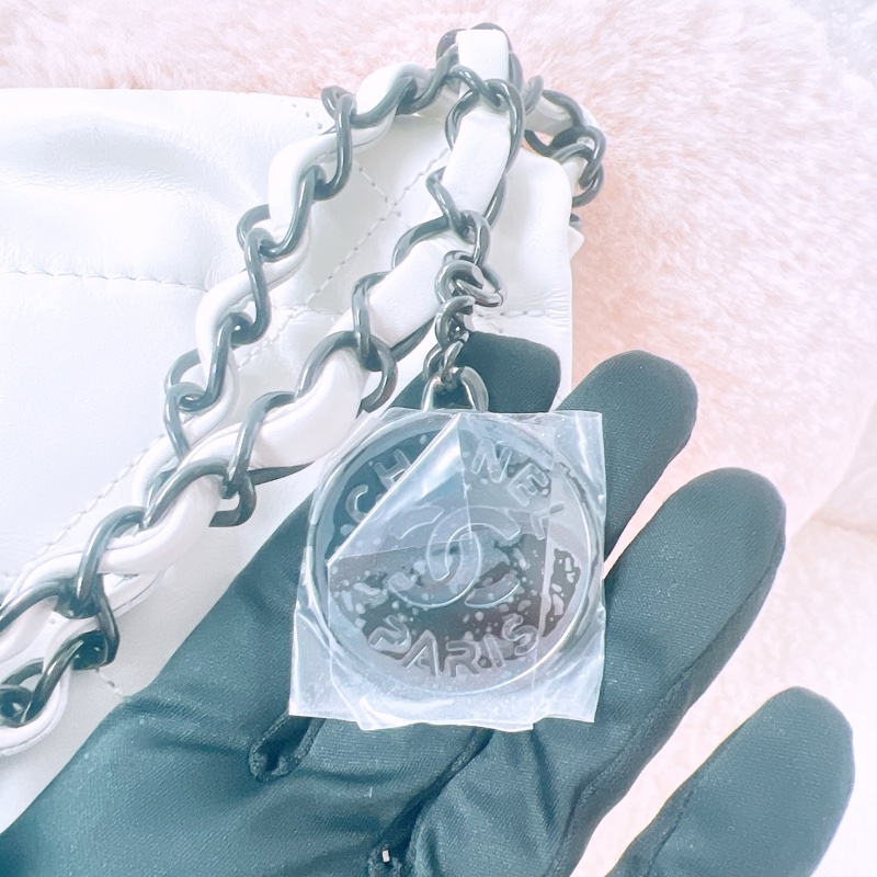 全新 Chanel 22 小號白色黑字托特-1