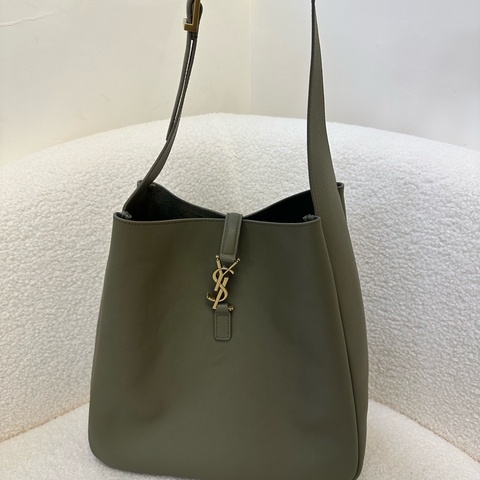 YSL聖羅蘭Hobo大號橄欖綠，專櫃購入，幾乎全新，成色特別好，保存得相當新穎。