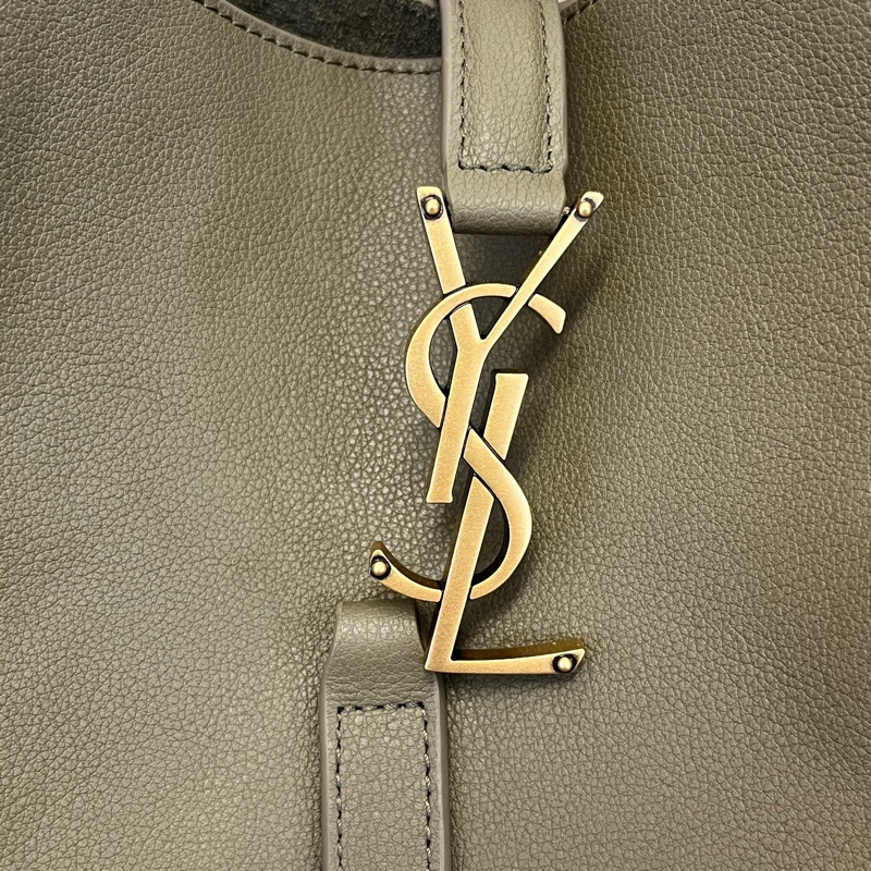 YSL聖羅蘭Hobo大號橄欖綠，專櫃購入，幾乎全新，成色特別好，保存得相當新穎。-9