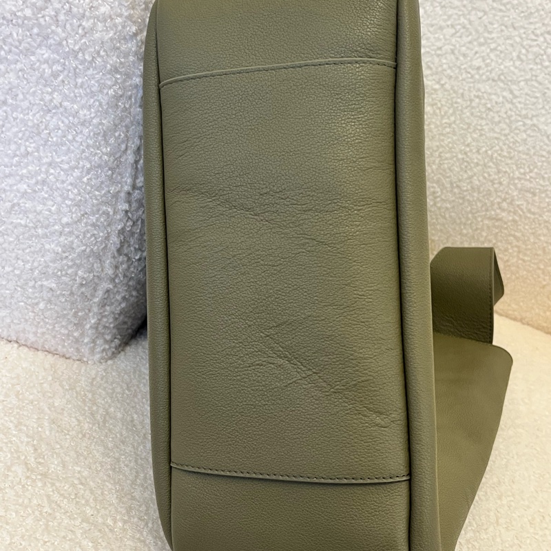 YSL聖羅蘭Hobo大號橄欖綠，專櫃購入，幾乎全新，成色特別好，保存得相當新穎。-10