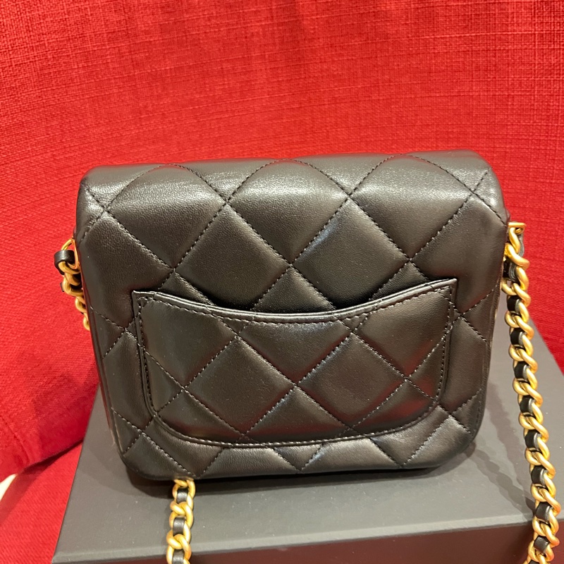 Chanel 側邊字母包-5