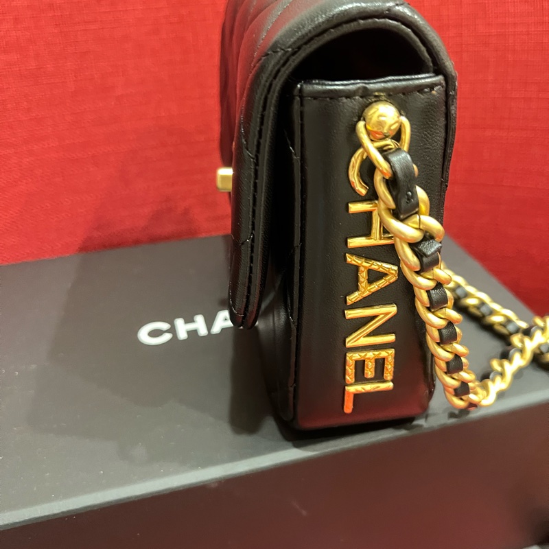 Chanel 側邊字母包-7
