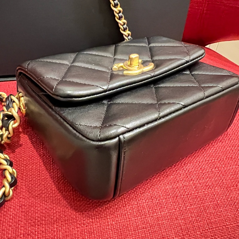 Chanel 側邊字母包-10