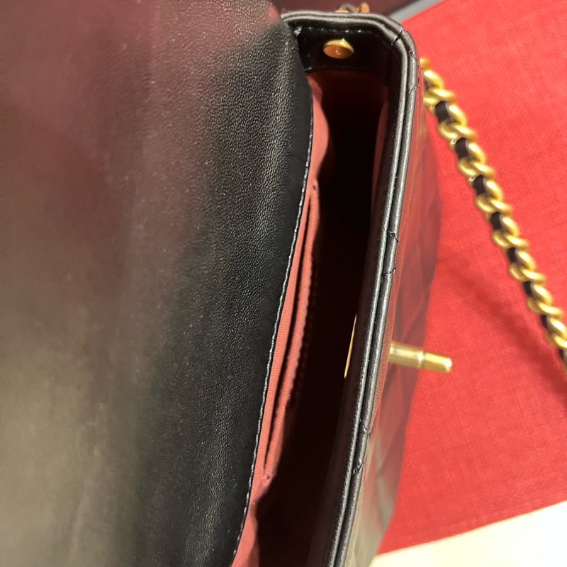 Chanel 側邊字母包-11