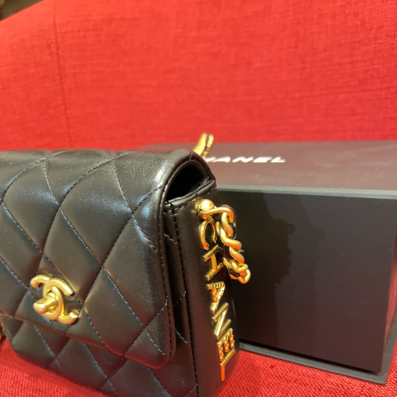 Chanel 側邊字母包-13