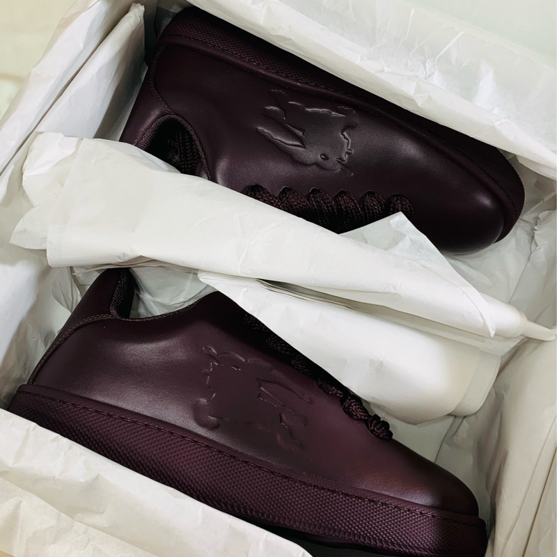 🎁全新未試穿 2024新款盒裝 Burberry 巴寶莉 酒紅戰馬休閒鞋（原價27500）-1