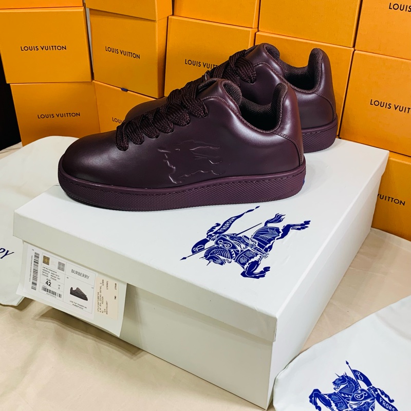 🎁全新未試穿 2024新款盒裝 Burberry 巴寶莉 酒紅戰馬休閒鞋（原價27500）-2