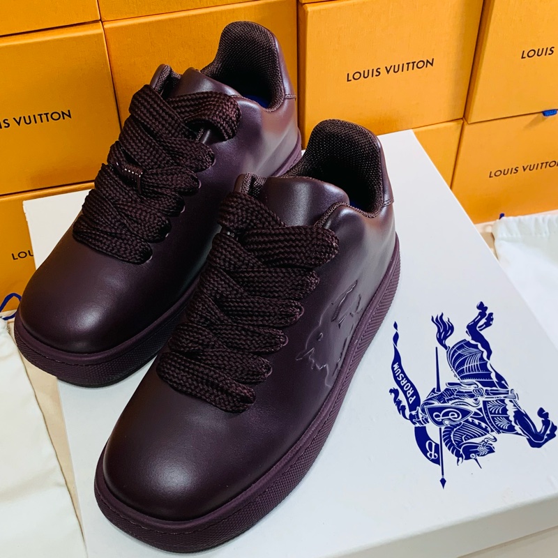🎁全新未試穿 2024新款盒裝 Burberry 巴寶莉 酒紅戰馬休閒鞋（原價27500）-3