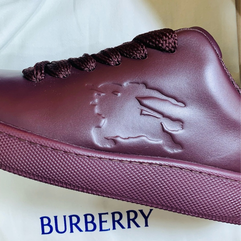 🎁全新未試穿 2024新款盒裝 Burberry 巴寶莉 酒紅戰馬休閒鞋（原價27500）-4