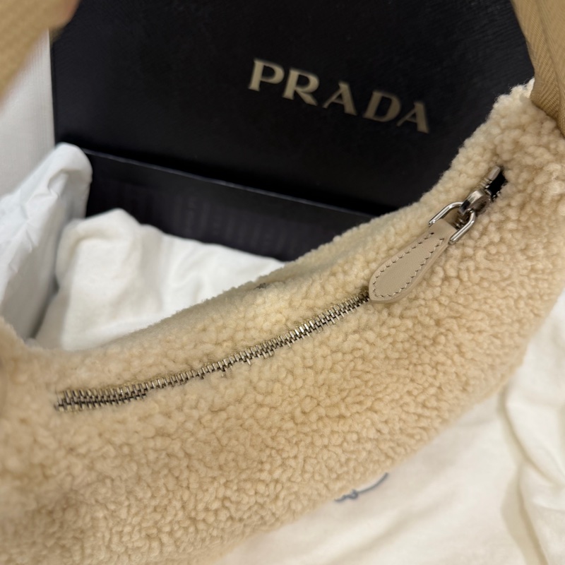 Prada 超可愛! 羊羔毛 Hobo包 腋下包 杏-5