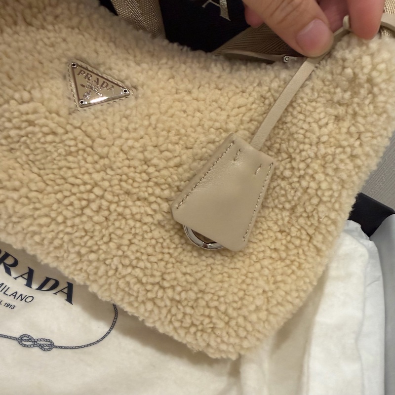 Prada 超可愛! 羊羔毛 Hobo包 腋下包 杏-8