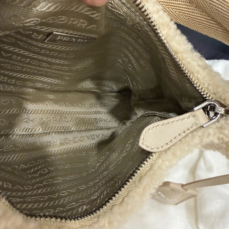 Prada 超可愛! 羊羔毛 Hobo包 腋下包 杏-13