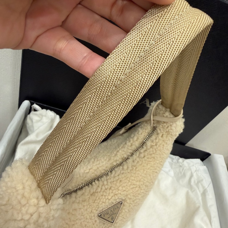 Prada 超可愛! 羊羔毛 Hobo包 腋下包 杏-15