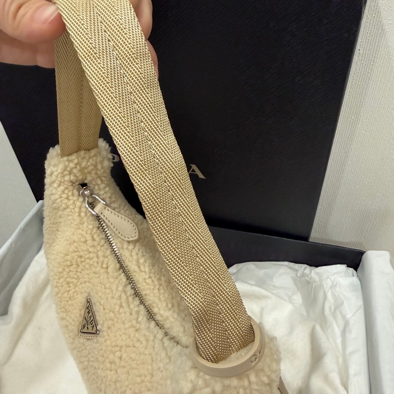 Prada 超可愛! 羊羔毛 Hobo包 腋下包 杏-16