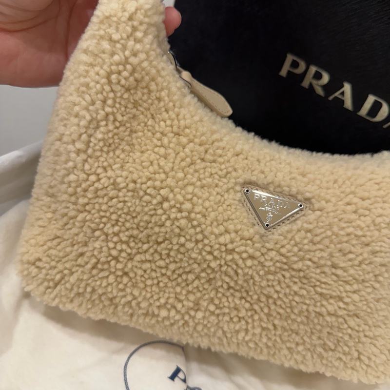Prada 超可愛! 羊羔毛 Hobo包 腋下包 杏-17