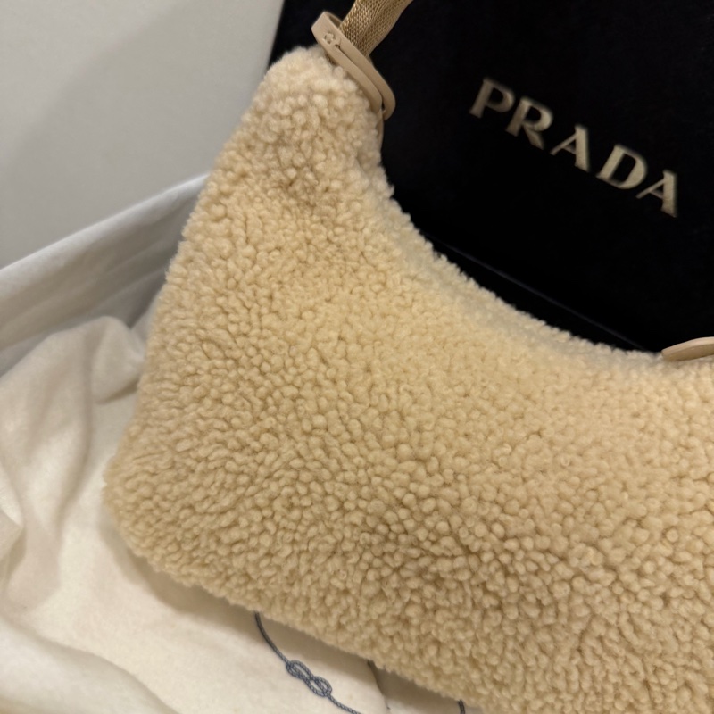 Prada 超可愛! 羊羔毛 Hobo包 腋下包 杏-19