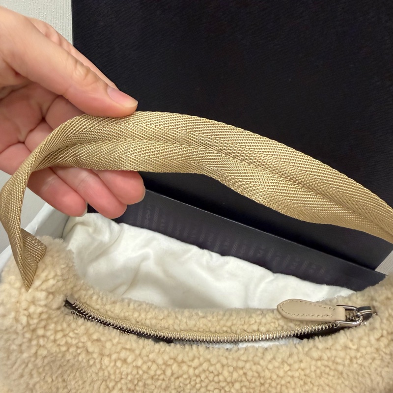 Prada 超可愛! 羊羔毛 Hobo包 腋下包 杏-22