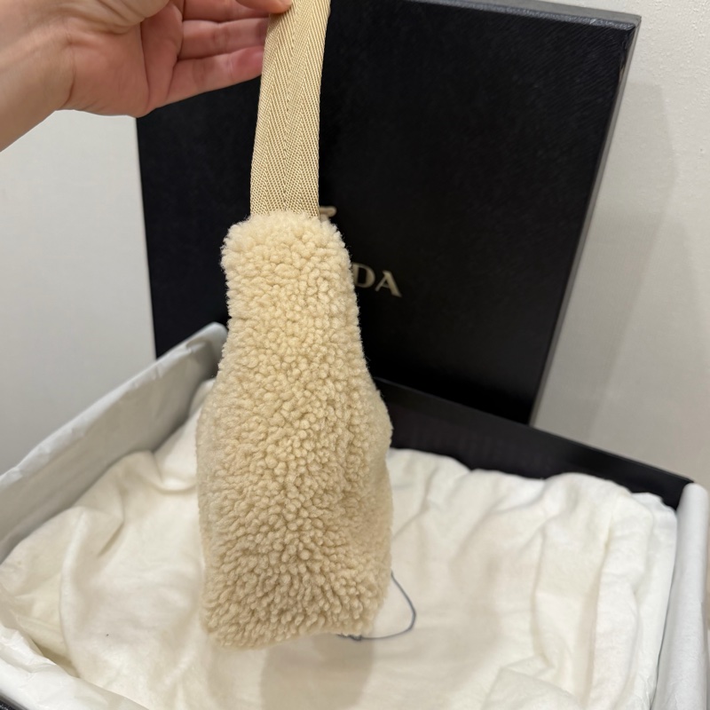 Prada 超可愛! 羊羔毛 Hobo包 腋下包 杏-23