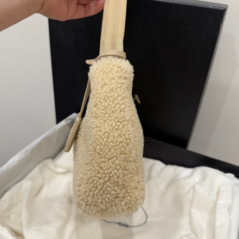 Prada 超可愛! 羊羔毛 Hobo包 腋下包 杏-24