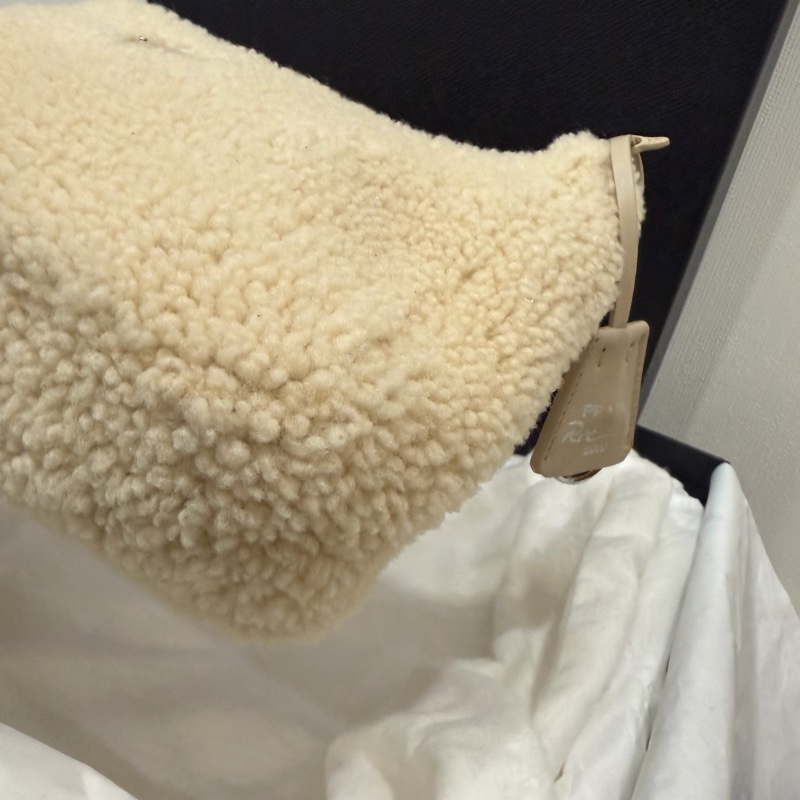 Prada 超可愛! 羊羔毛 Hobo包 腋下包 杏-26