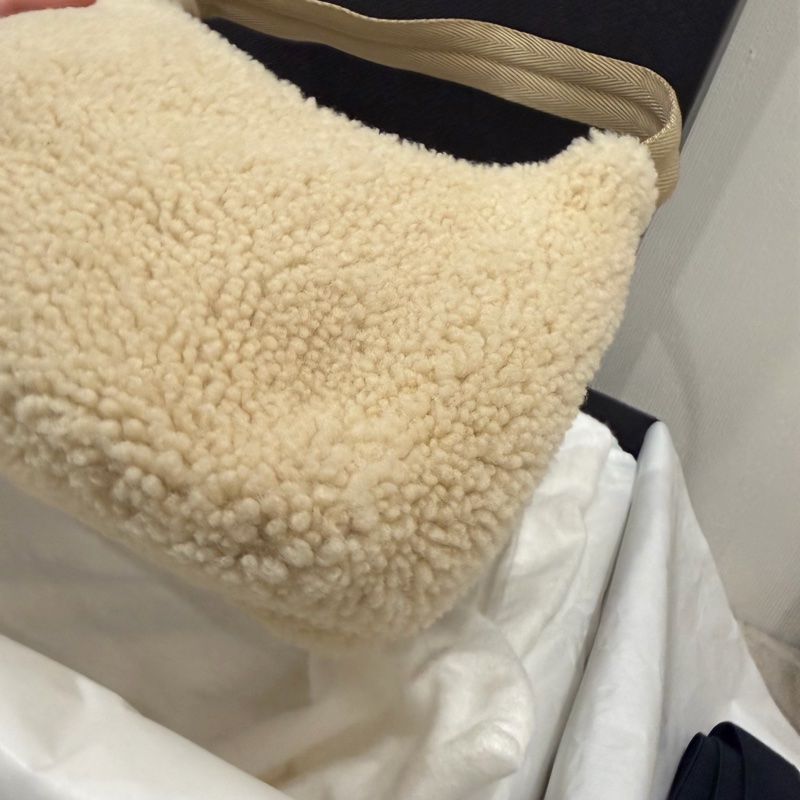 Prada 超可愛! 羊羔毛 Hobo包 腋下包 杏-27